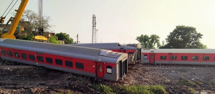 Al menos nueve muertos y decenas de heridos al chocar dos trenes de pasajeros en la India