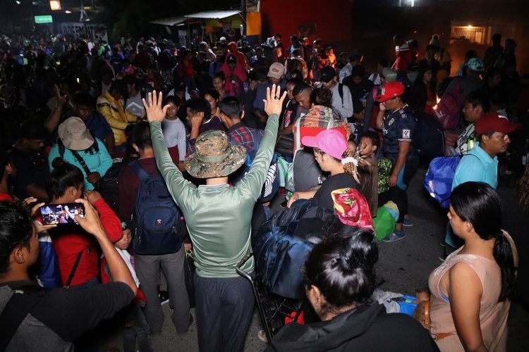 Caravana migrante bloquea carretera del sur de México resguardada por la Guardia Nacional