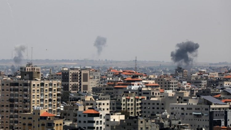 Sanidad de Gaza acusa a Israel de atacar a evacuados y personal médico en hospital Shifa