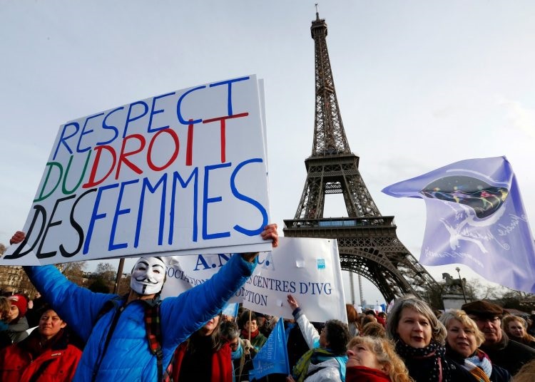 La Asamblea Nacional francesa aprueba la inclusión del aborto en la Constitución