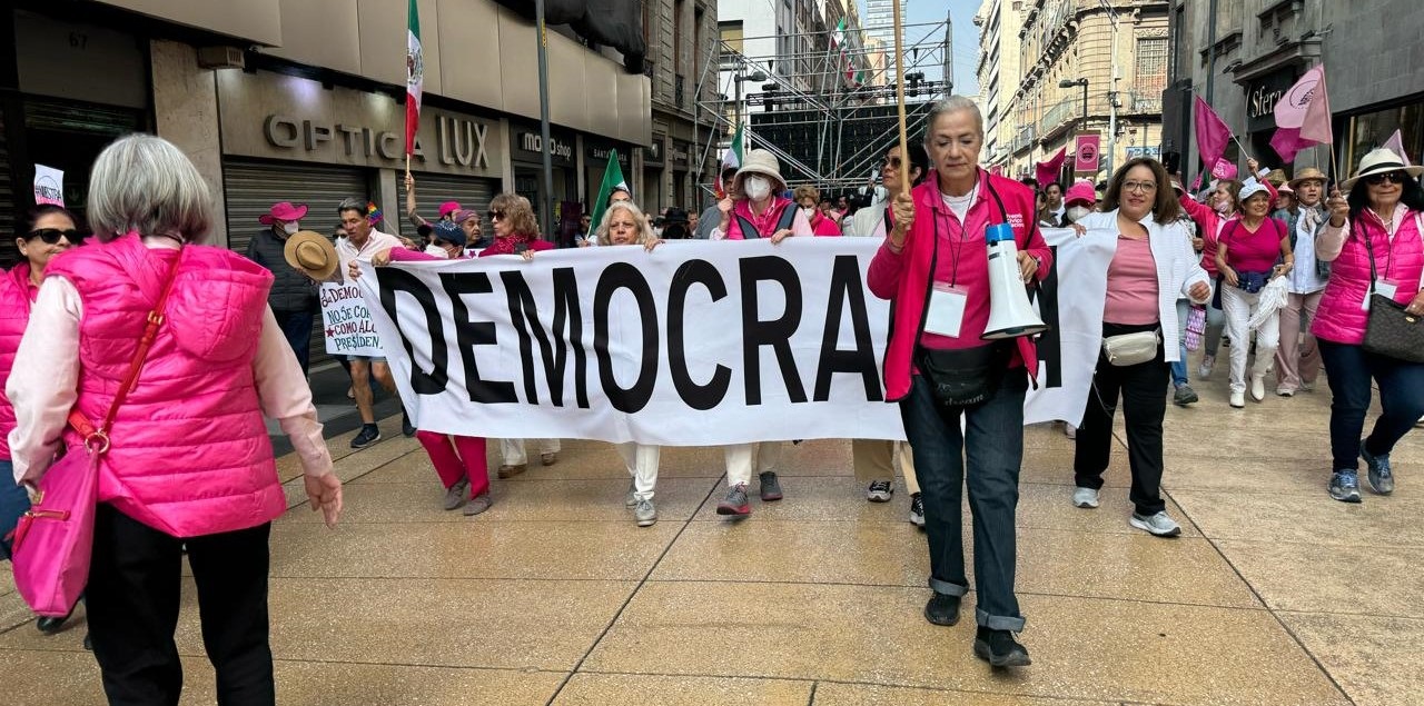 Zócalo se pinta de rosa por la “Marcha por Nuestra Democracia” 