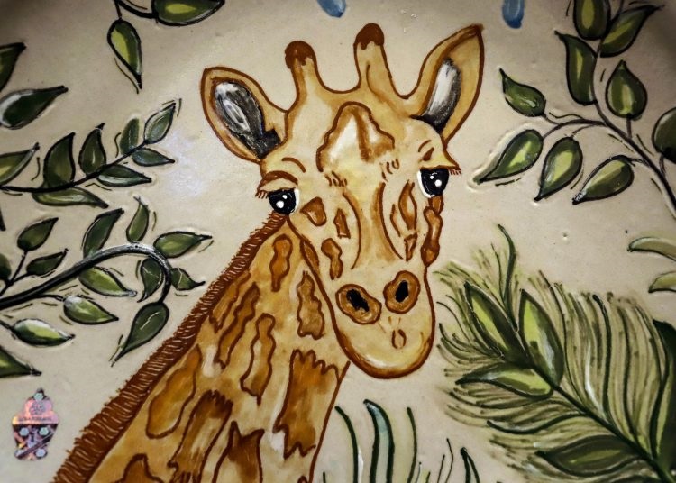 La popularidad de la jirafa Benito llega a las artesanías de talavera