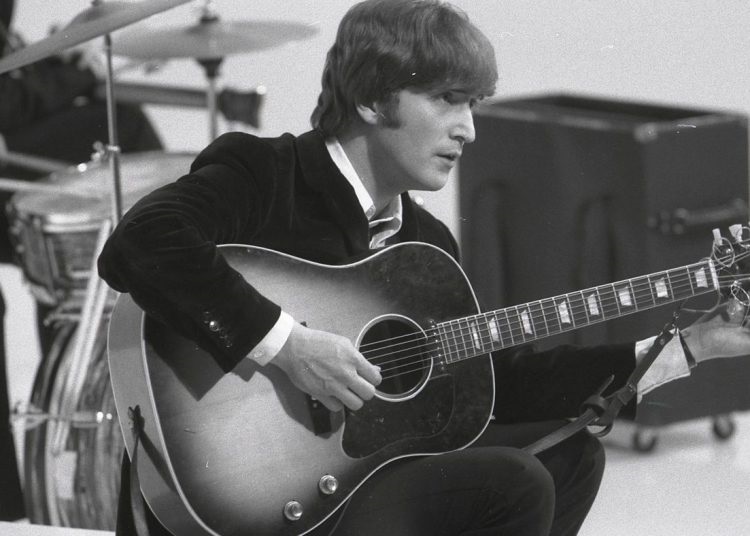  Guitarra de John Lennon descubierta en un desván inglés sale a subasta en Nueva York